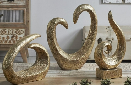 Figura abstracta fabricada en resina color oro